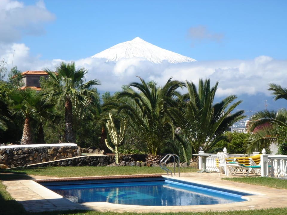 Der beheizte Pool mit dem Teide im Hintergrund Residencial Rolando