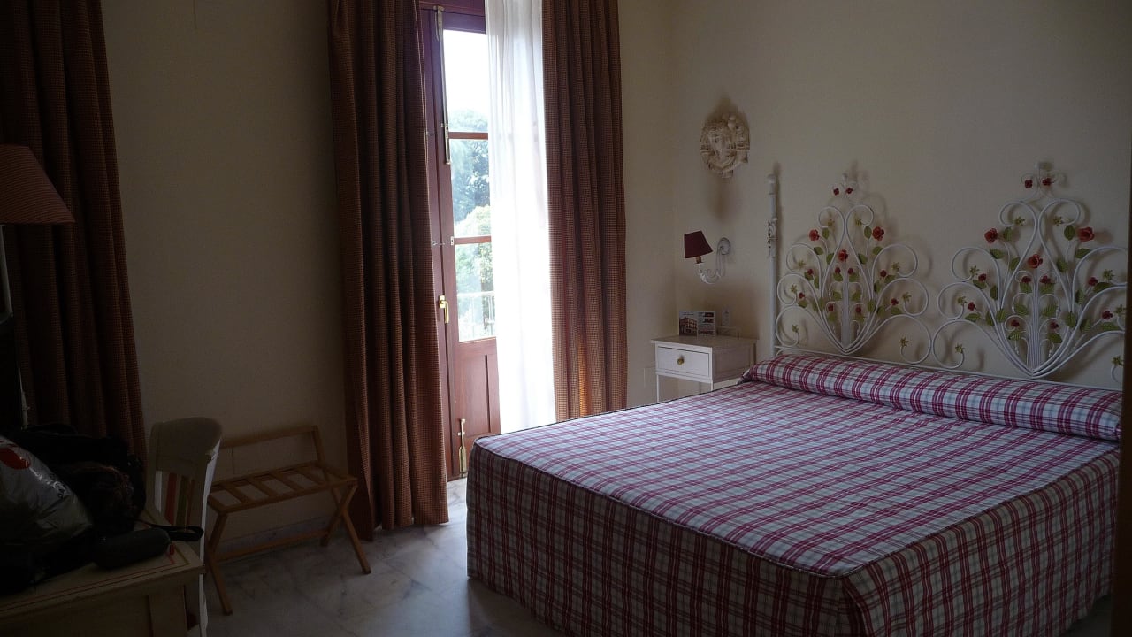 Kunstvoll verziertes Bett Hotel Dona Manuela