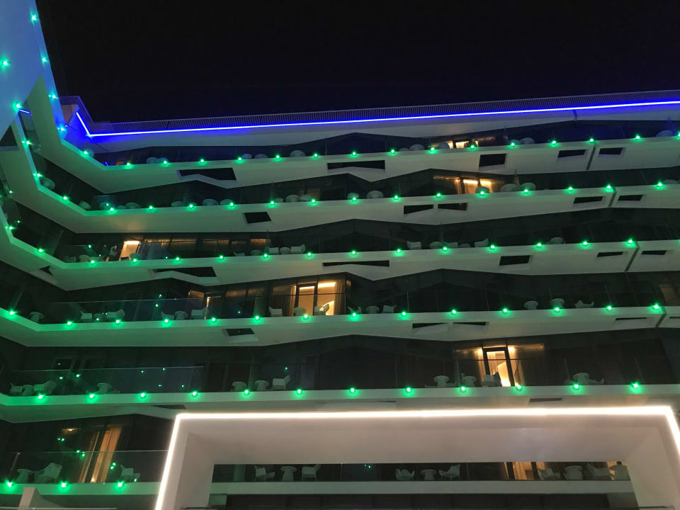 Hotelansicht aus der Sicht vom Pool, bei Nacht. The Retreat Palm Dubai MGallery by Sofitel