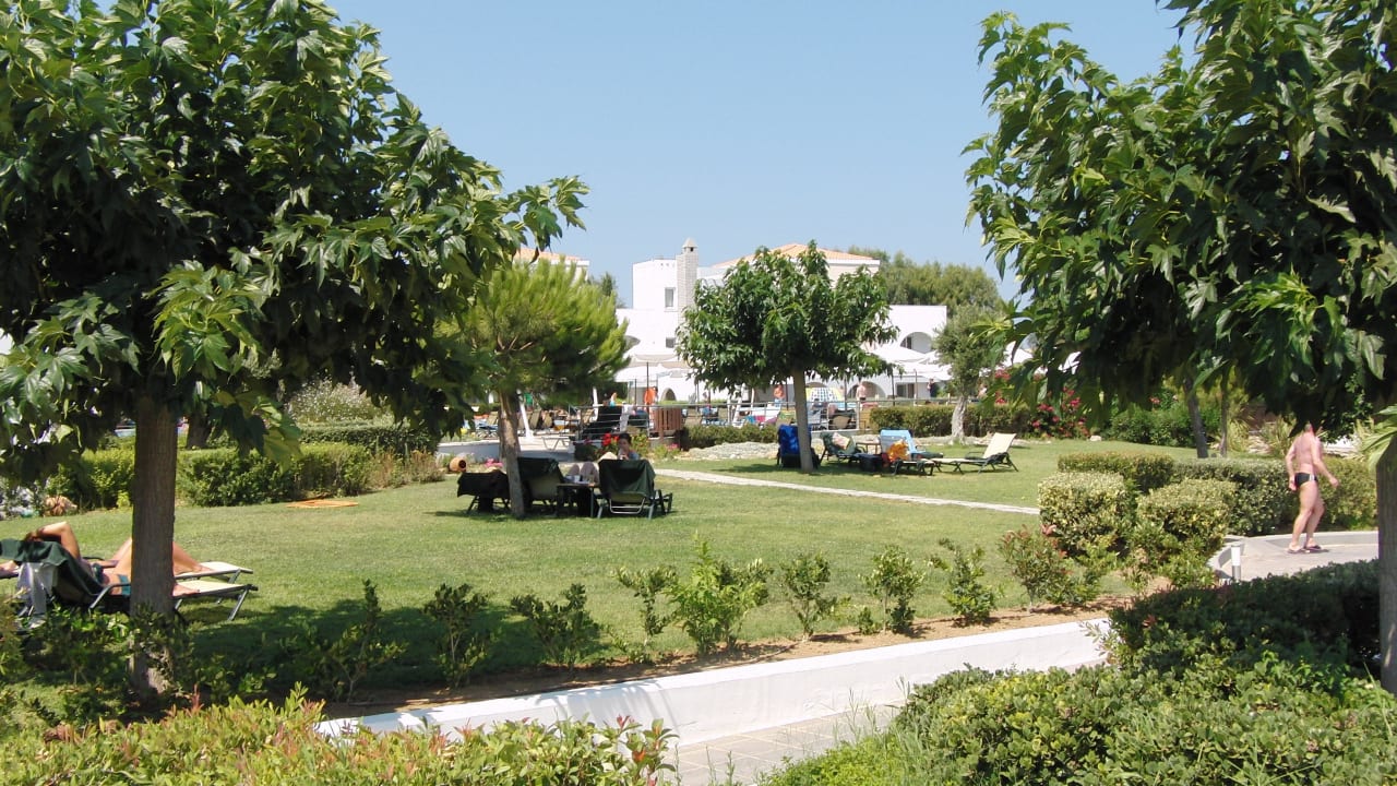 Durch die Hotelanlage Atlantica Marmari Palace