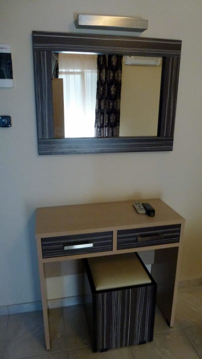 Tisch mit Spiegel Villa Andromeda