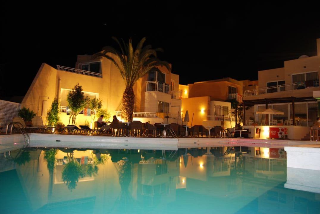 Poolanlage bei Nacht Nefeli Hotel Rethymno