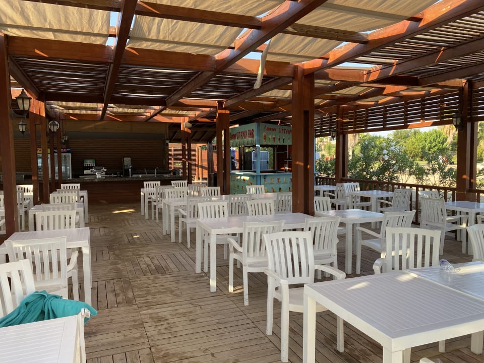 Strand Well Palace Side