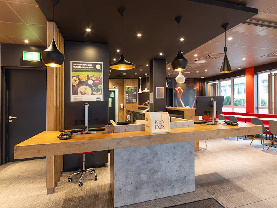 Lobby B&B HOTEL Wuppertal-City