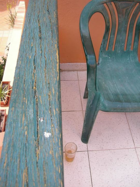 rissiges Balkongländer Apartments Las Tres Palmeras