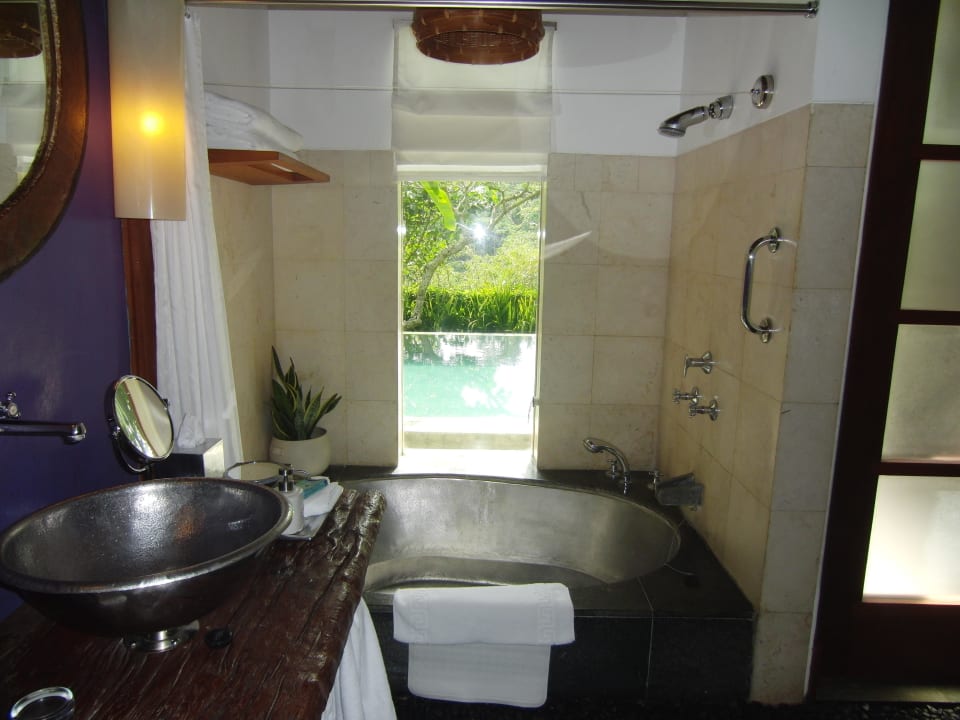 Bad mit Blick in den Garten Maya Ubud Resort & Spa Bali