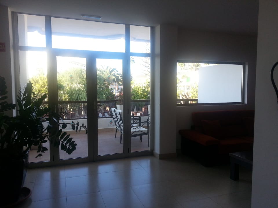 Sitzmöglichkeiten und kleine Terrasse/Balkon Hotel Caserio