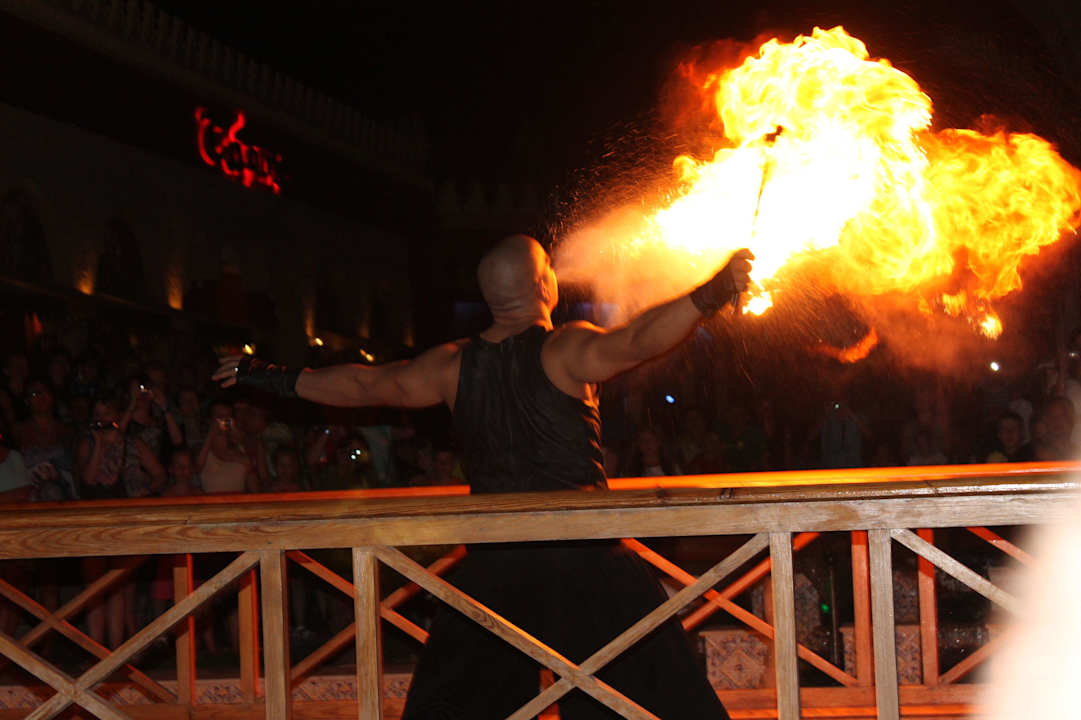 Feuerschlucker zum Abenddinner Pickalbatros Alf Leila Wa Leila Resort - Neverland Hurghada