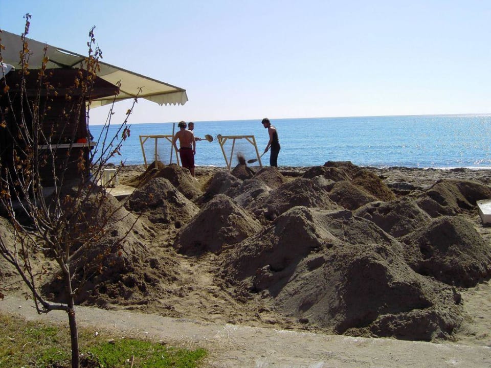 Reinigung des Hotelstrandes für die Saison Eftalia Downtown Hotel