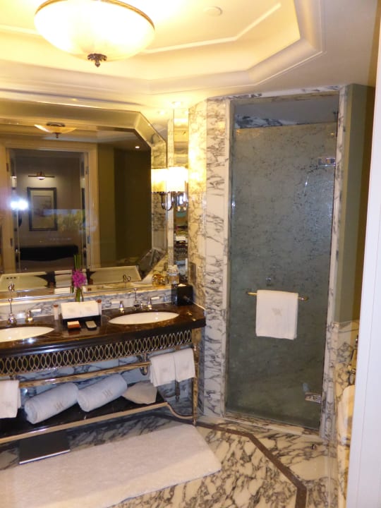 Bad Hotel Waldorf Astoria Shanghai on the Bund