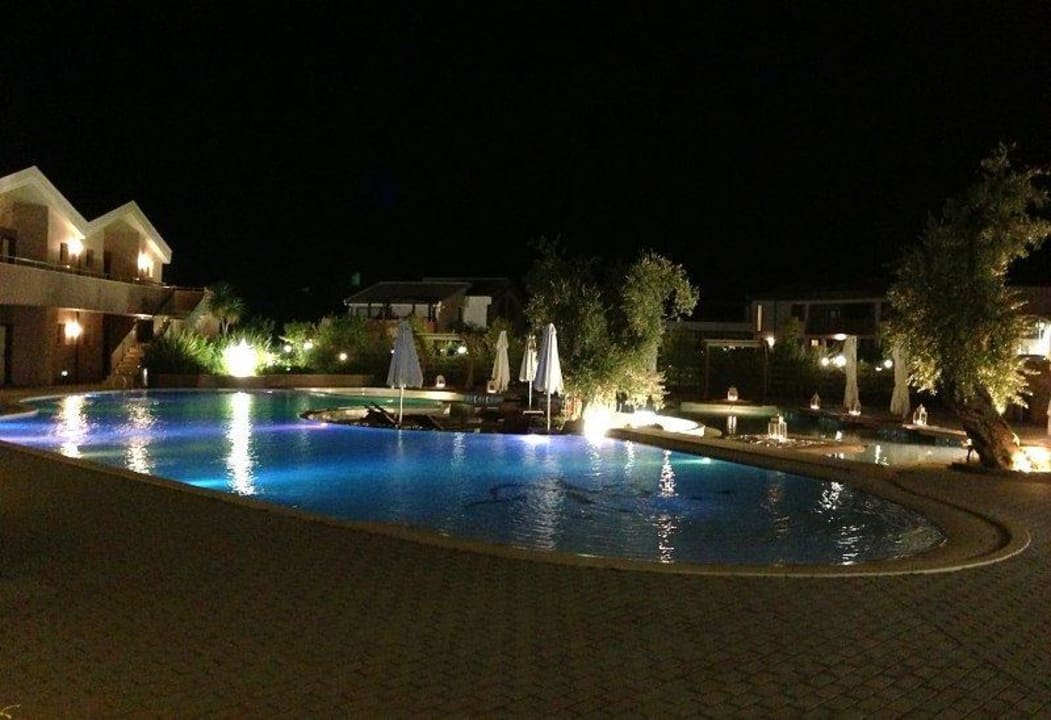 Hotel-Innenhof bei Nacht mit Poolanlage Alexandra Golden Boutique - Adults only