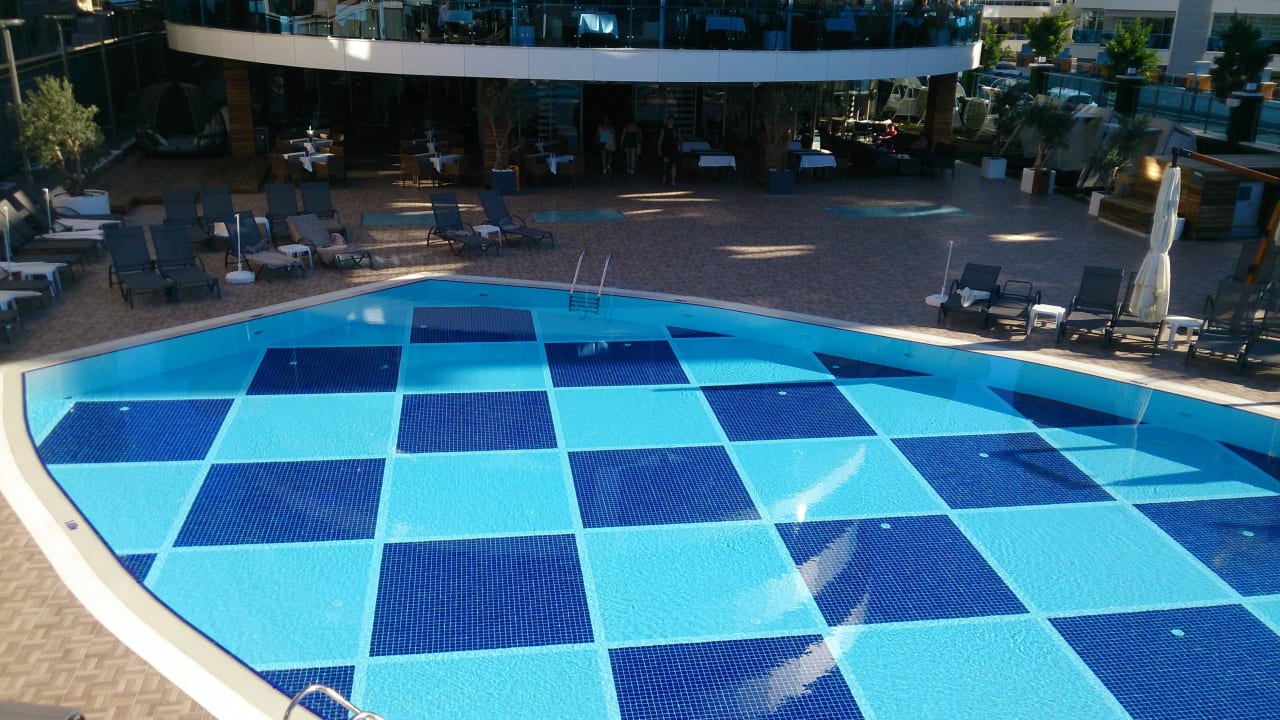 Ein glasklarer schöner Pool lädt zum Schwimmen ein  Sunprime C-Lounge