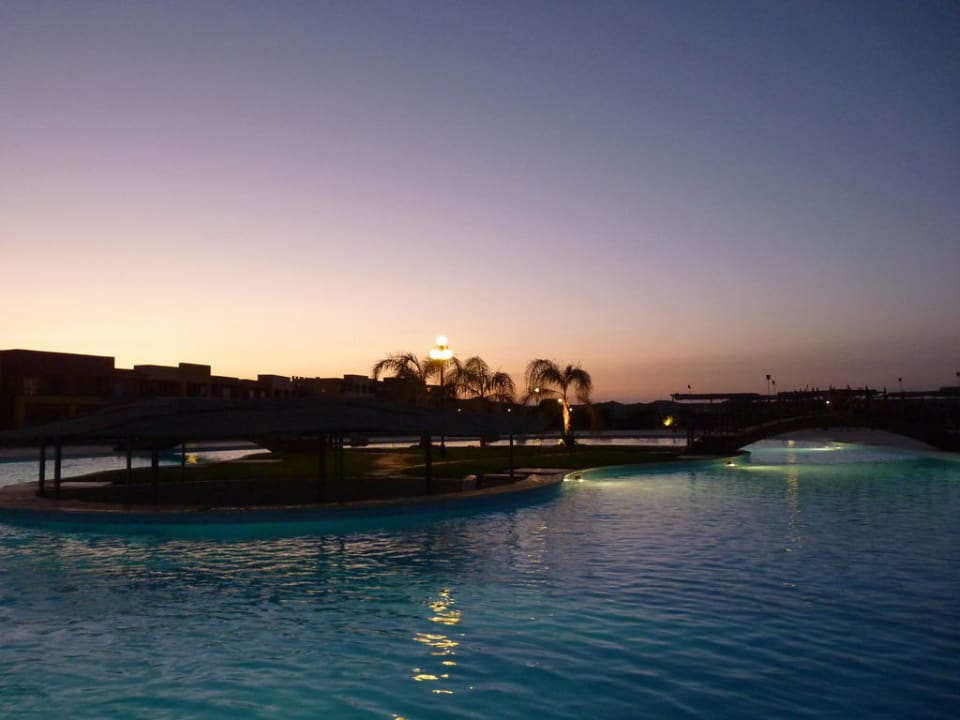 Bei Nacht Malikia Resort Abu Dabbab