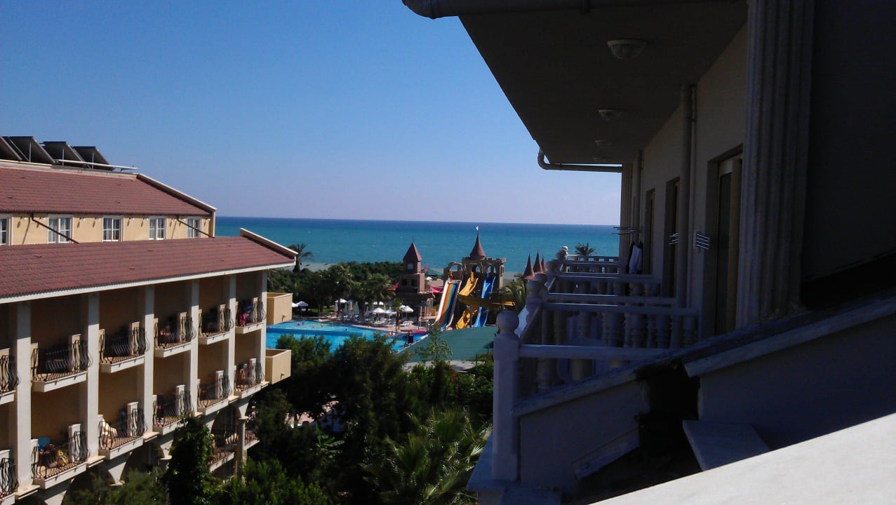 Sicht nach rechts vom Balkon Aydinbey Famous Resort