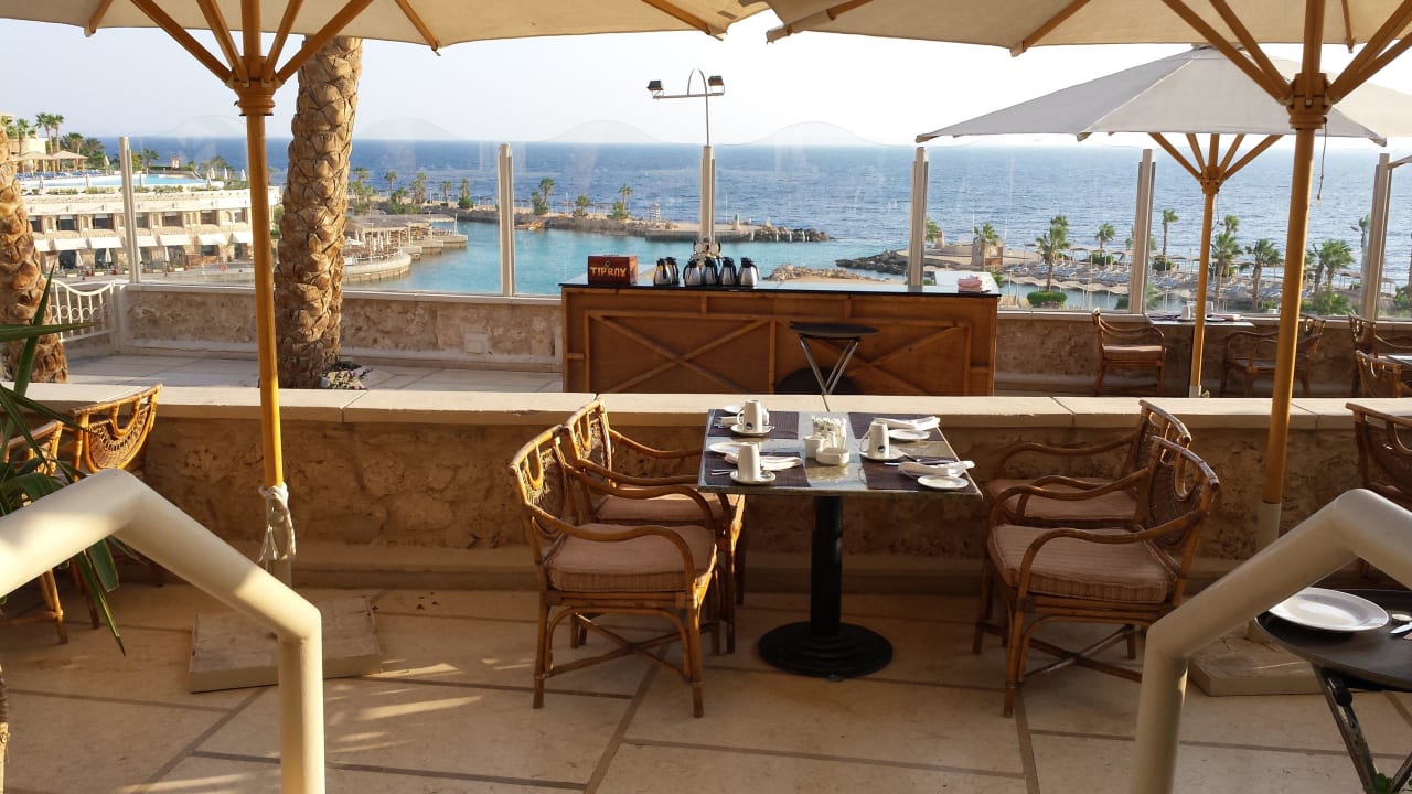 Früstücken im Außenbereich mit Meerblick Pickalbatros Citadel Resort