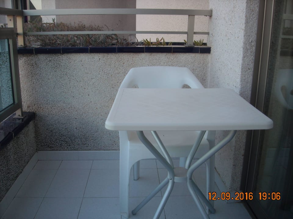 Klapperstühle und Tisch, wackelig BG Hotel Rei del Mediterrani Palace