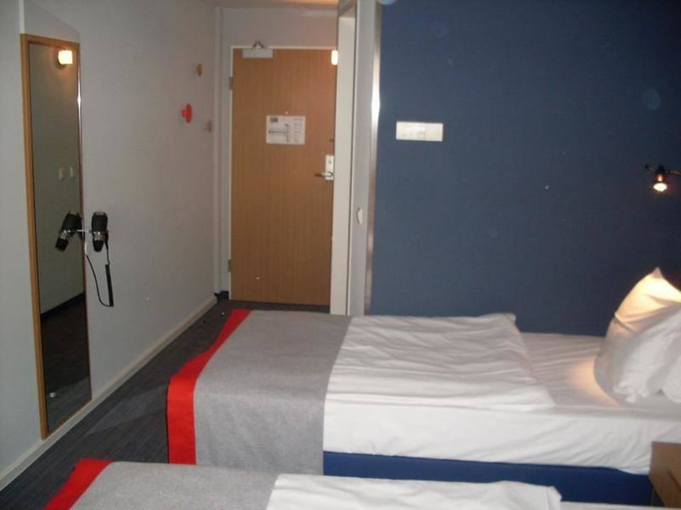 Blick ins Zimmer Holiday Inn Express Frankfurt - Airport