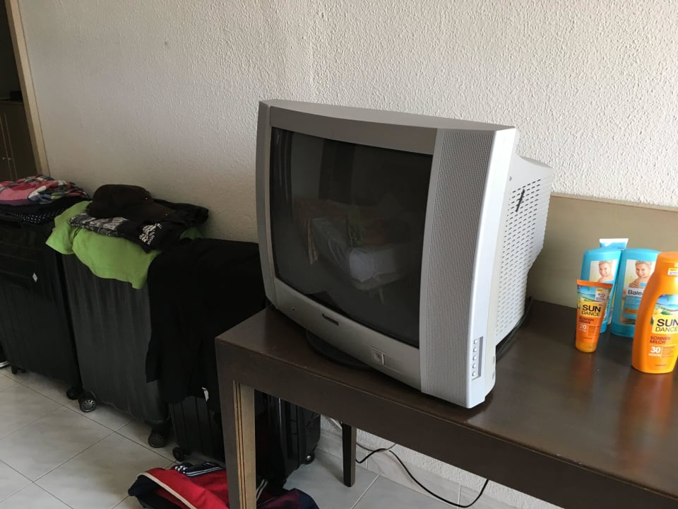 Der Fernseher ist sehr alt SBH Hotel Taro Beach