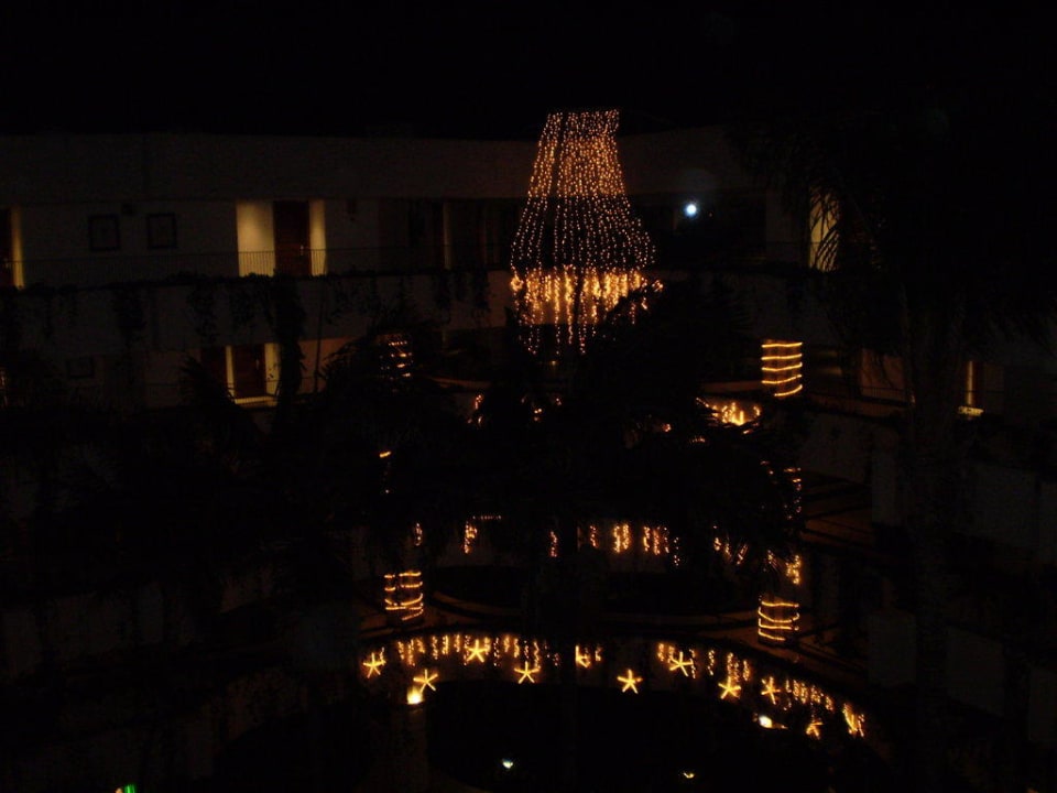 Weihnachtsbeleuchtung im schönen Innenhof Paradisus by Meliá Salinas Lanzarote