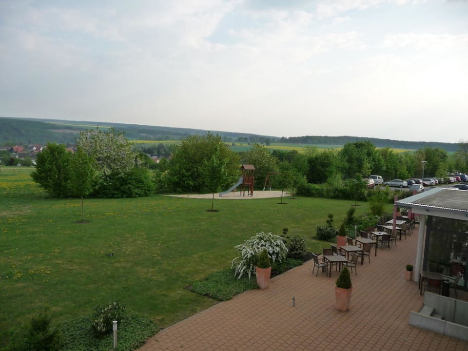 Terrasse und Garten Airport Hotel Paderborn