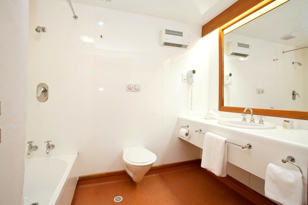 Deluxe room bathroom MacKenzie Country Hotel