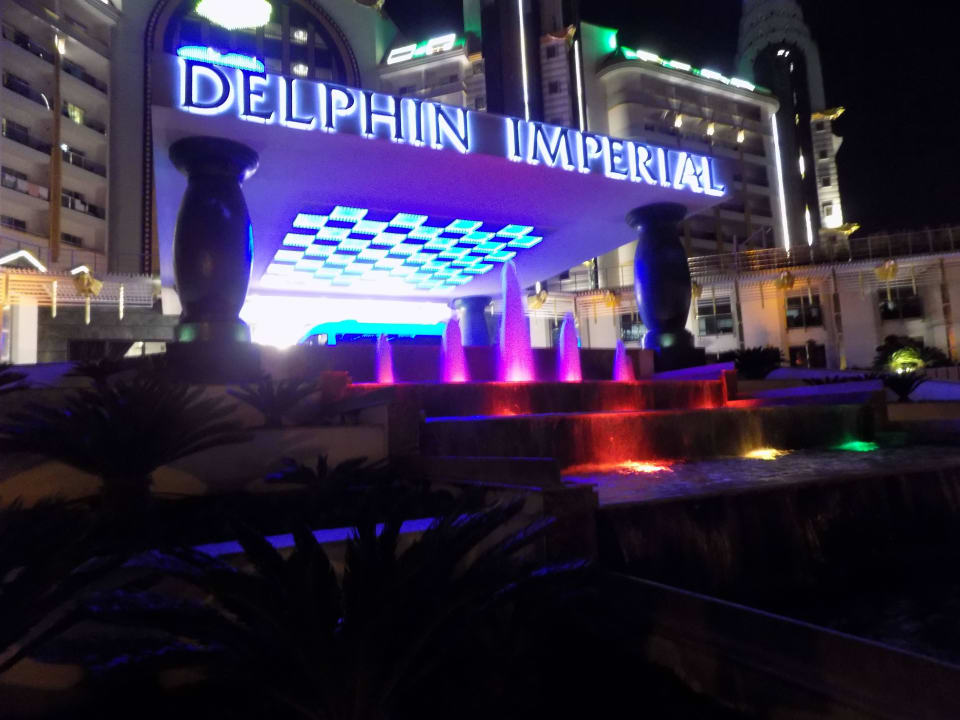 Hoteleingangsbereich  bei Nacht Hotel Delphin Imperial