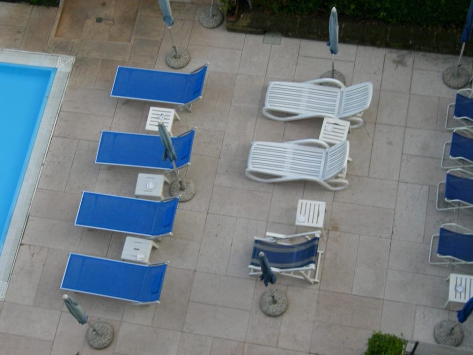 Liegen am Pool  Hotel Idania