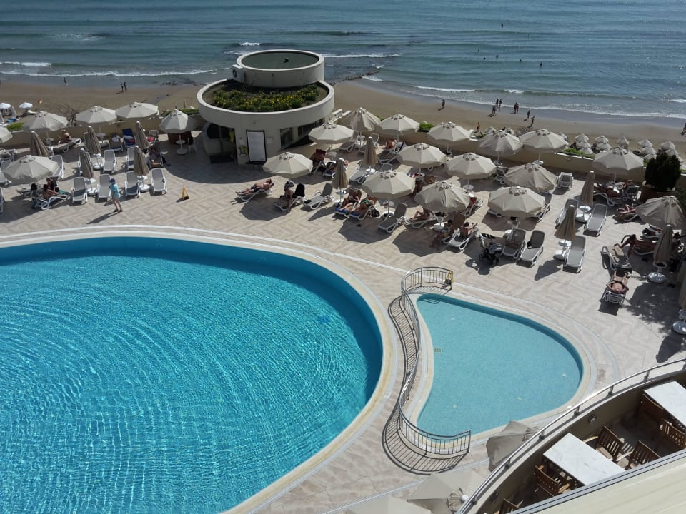 Blick auf die Pools Melas Resort Hotel