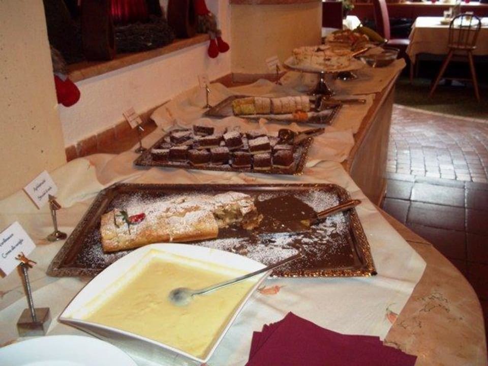 Vitales Mittagsbüffet - Kuchen Alphotel Tyrol