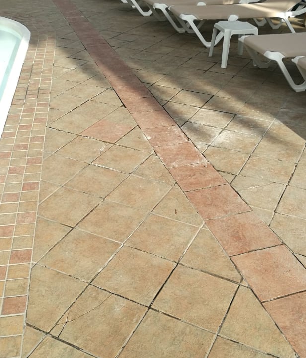 Lose und kaputte Fußbodenfliesen am Pool HL Miraflor Suites Hotel