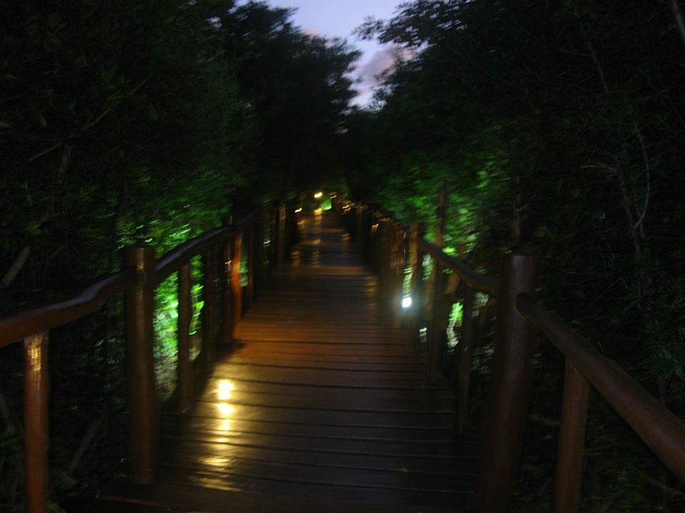 Holzstege bei Nacht Grand Palladium Kantenah Resort & Spa