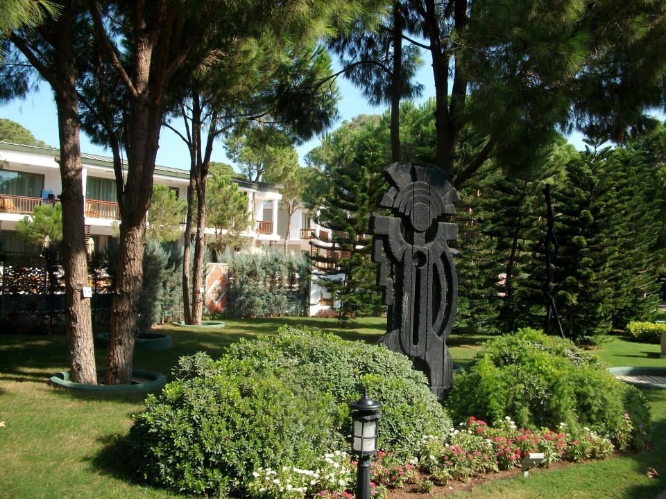 Gartenanlage in Hintergrund Lagoon-Villen Voyage Belek Golf & Spa