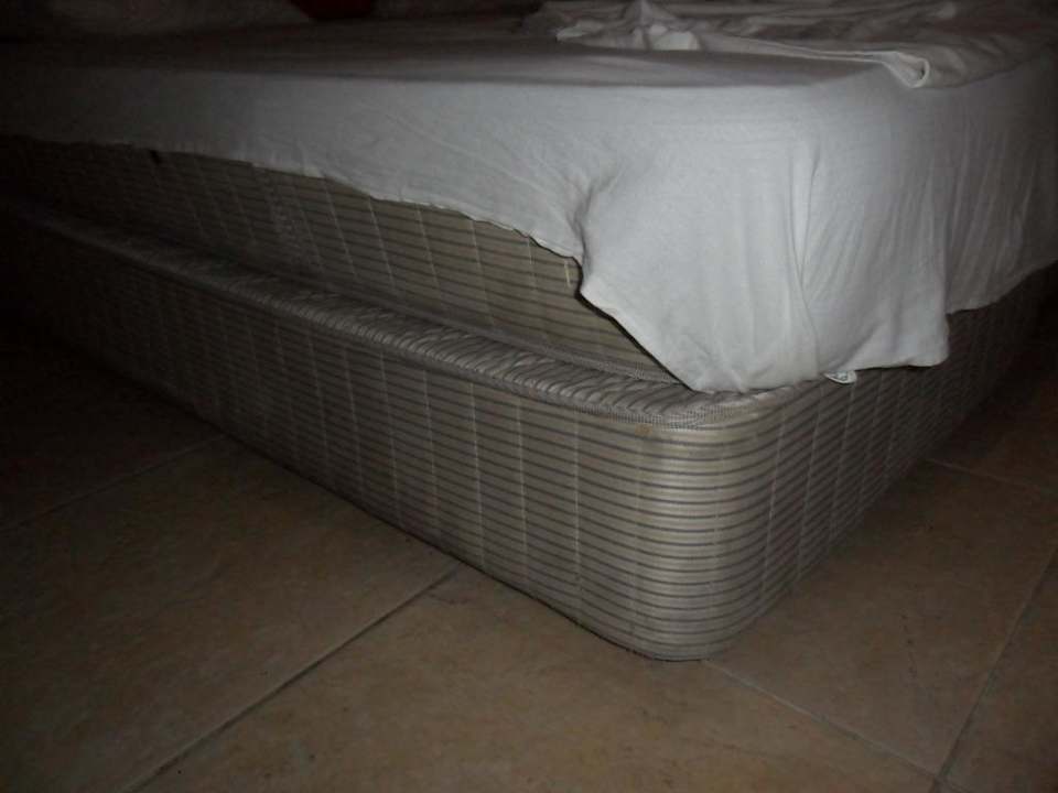 Špinavé a vlhké matrace Side Miami Beach