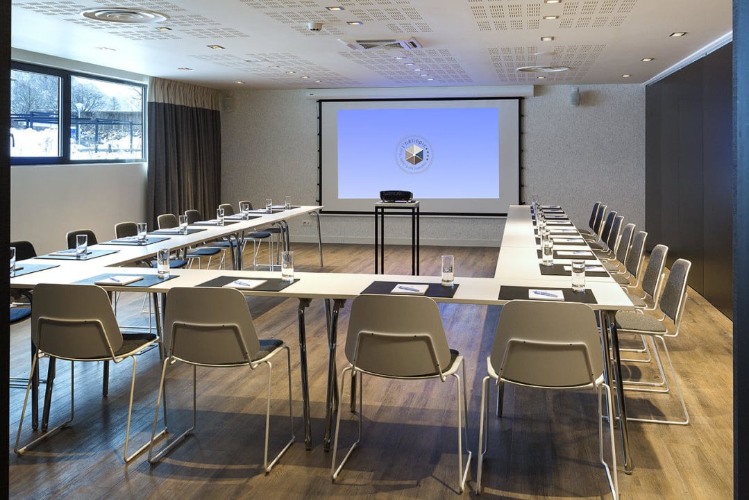 Salle de sous-commission en U Hôtel l'Héliopic Sweet & Spa