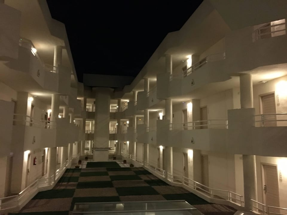 Innenhof / Aufgang zu den Zimmern Iberostar Waves Playa de Muro