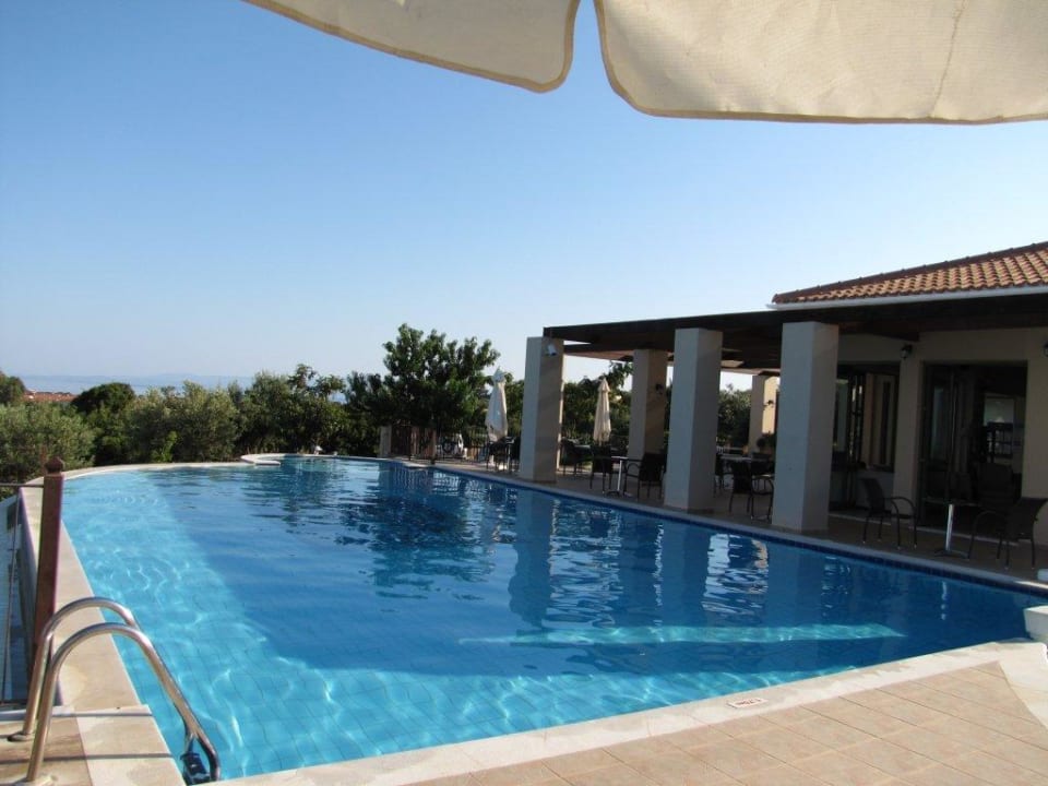 Hotelowy basen Hotel Livadakia Village