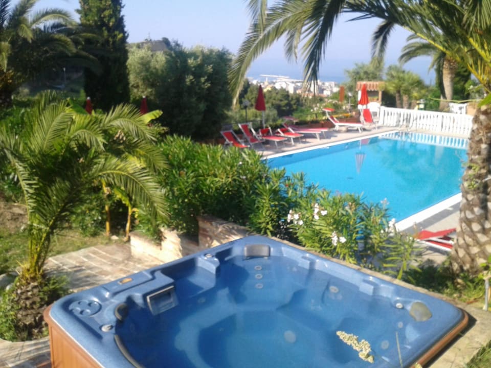 Whirpool und pool mit Aussicht zum Meer Country House La Panoramica