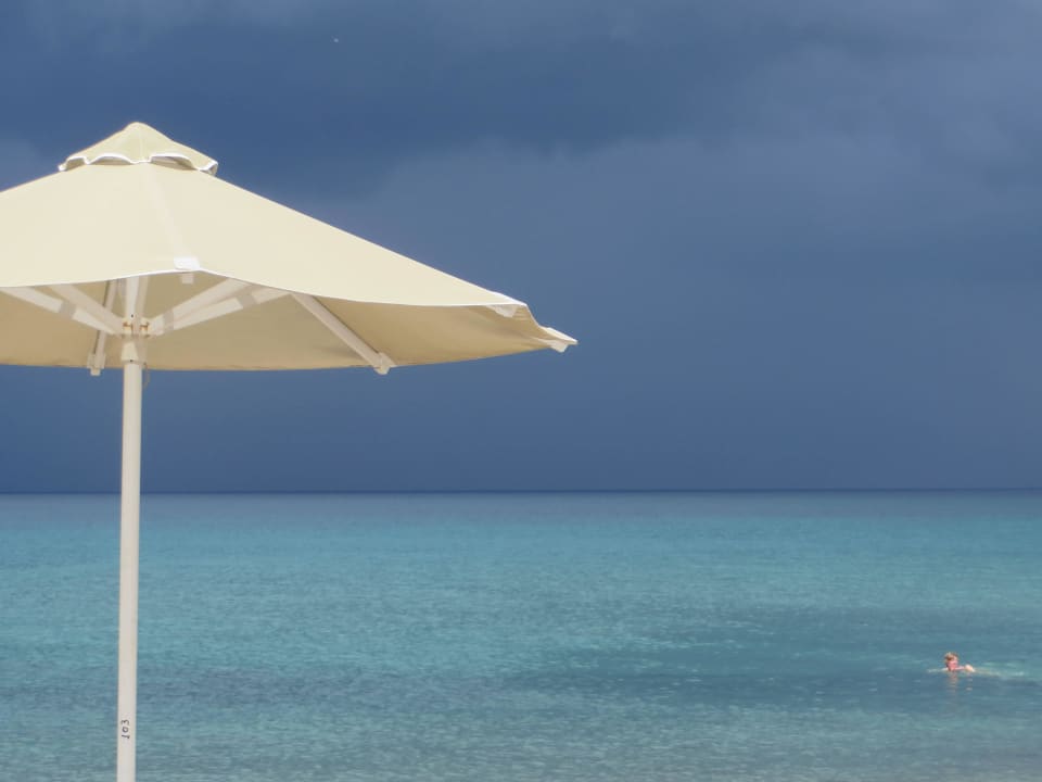 Leider mal mit Gewitter und Regen Hotel Horizon Beach Resort