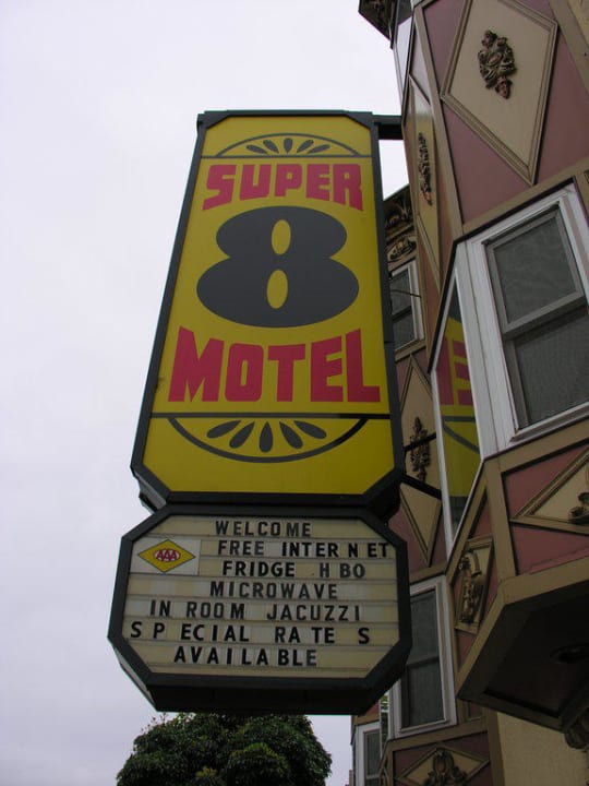 Von außen ziemlich schäbig Super 8 San Francisco/Near the Marina