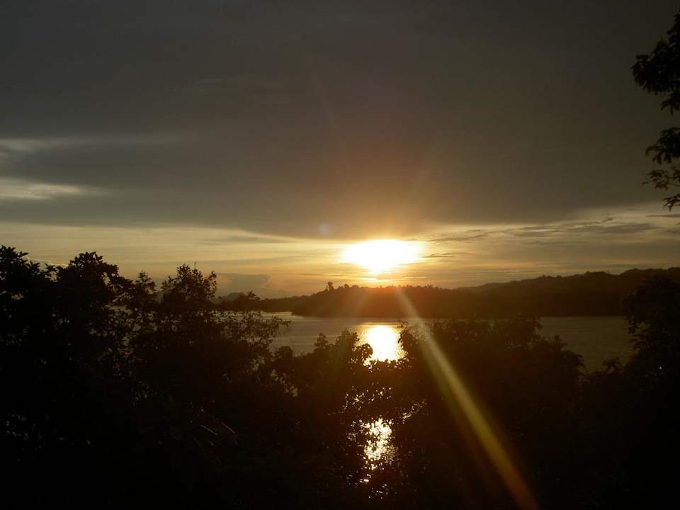 Sonnenuntergang über dem Stausee Aiman Batang Ai Resort & Retreat