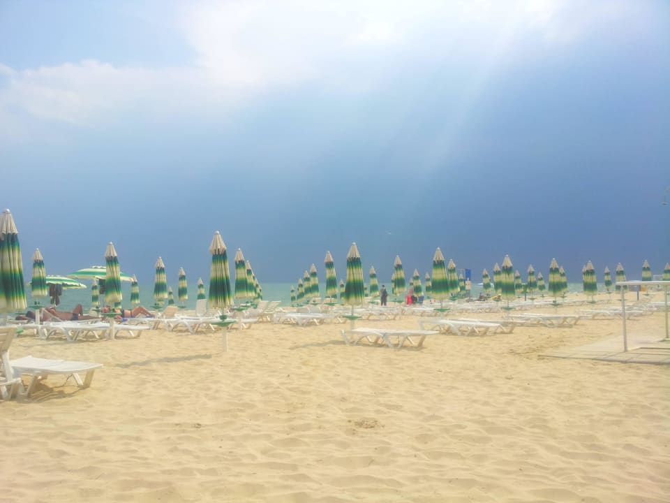 Nachmittags, dunkel, noch kein Regen.  Hotel Slavuna