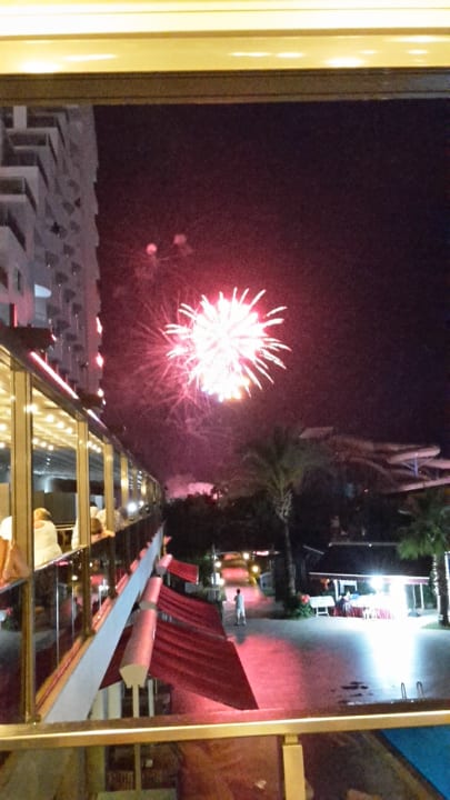 Feuerwerk am Strand Saturn Palace Resort Hotel