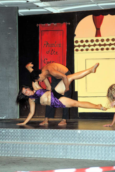 Een avondje in het teather Tizé Village