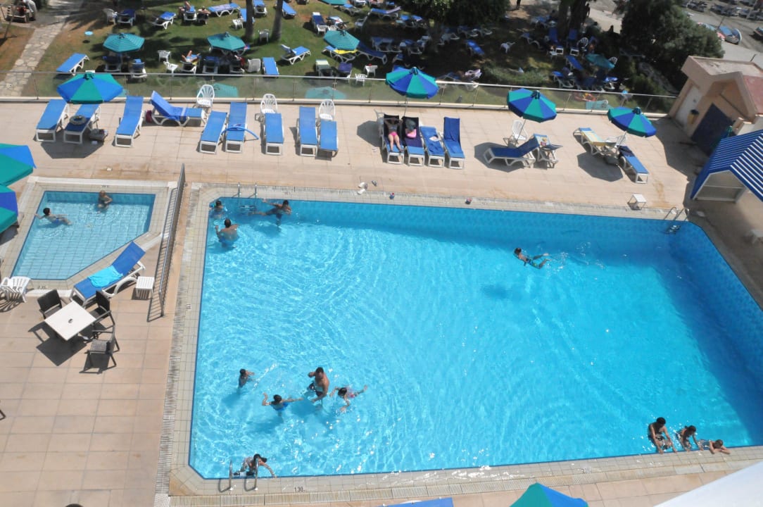 Basen brodzik w tle leżaki pod drzewami Hotel Poseidonia Beach