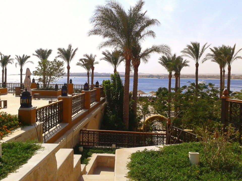 Weg durch die Anlage zum Strand Grand Waterworld Makadi & Family Star Makadi