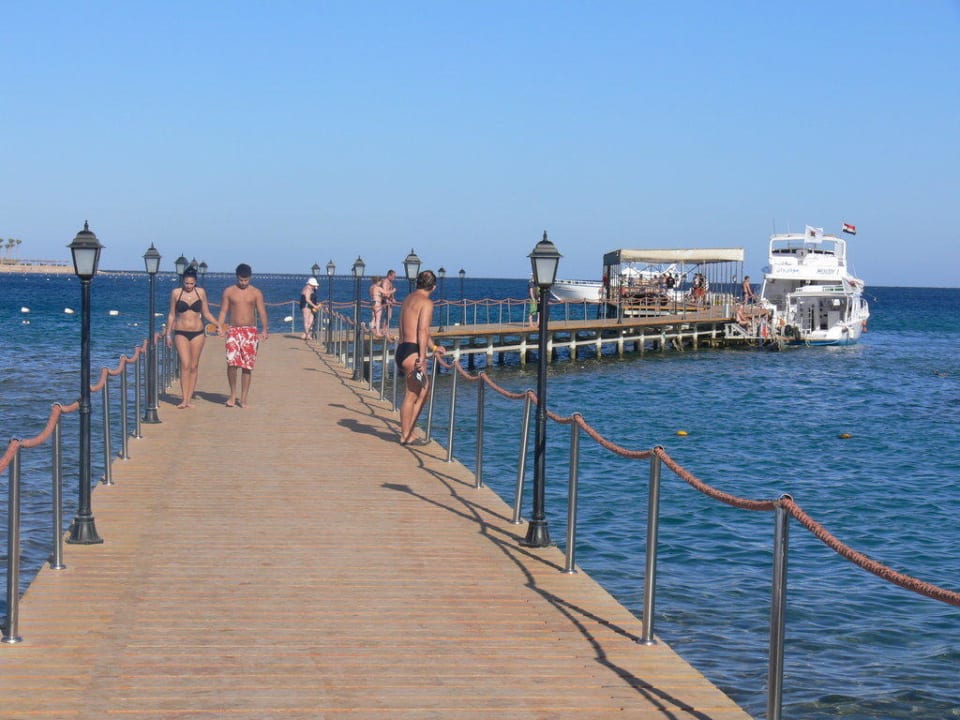 Steg am Hotelstrand Jaz Makadi Oasis Resort