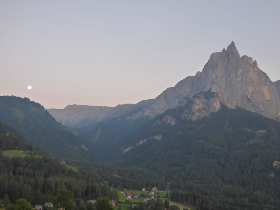 Mondaufgang über dem Schlern Valentinerhof vita vital hotel