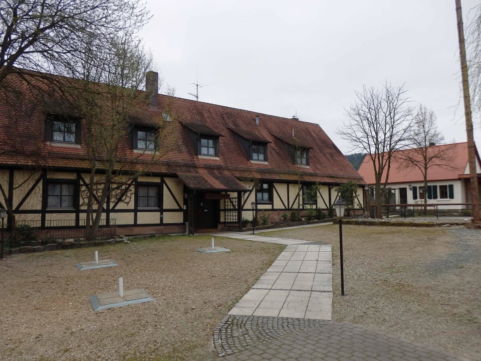 Gebäude mit den Zimmern Landgasthof Mörsbergei