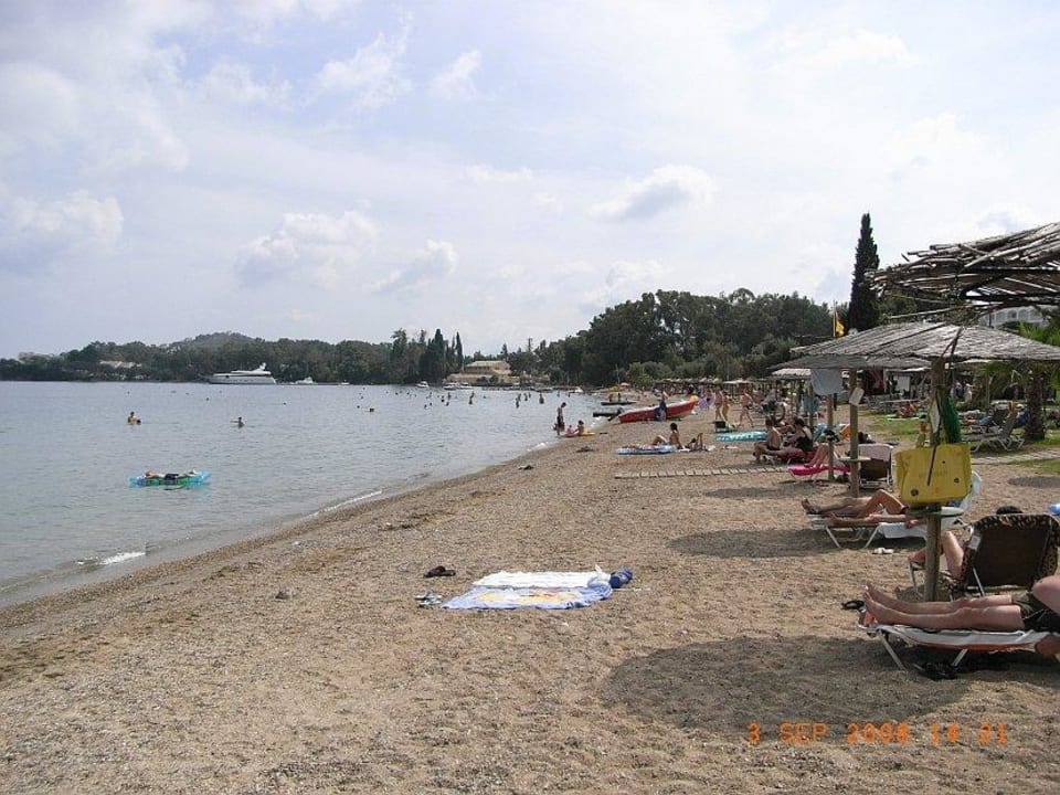Feiner schöner Kiesstrand am Hotel Corfu Chandris Hotel and Villas