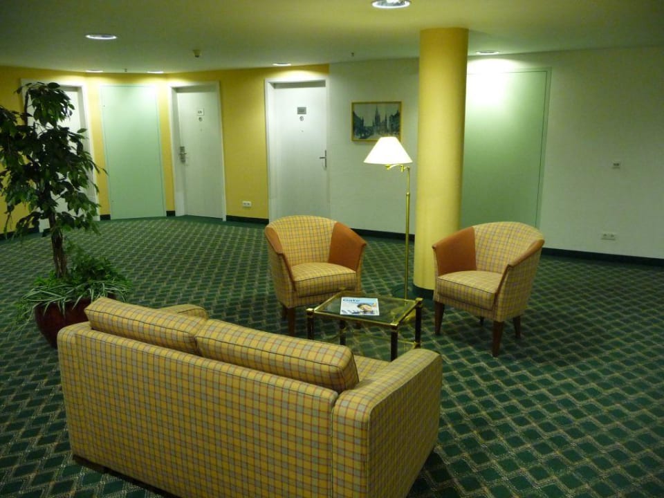 Sitzecke vor dem Fahrstuhl in den einzelnen Etagen Mercure Hotel Berlin Tempelhof
